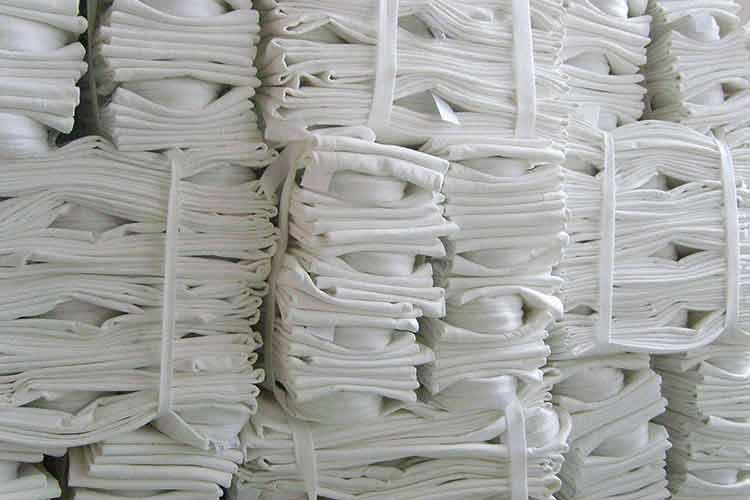 防油防水防靜電集塵布袋是一種具有防水、防油、防靜電三種防護(hù)效果的除塵布袋