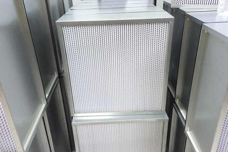 有隔板高效過(guò)濾器分為紙隔板高效過(guò)濾器、鋁箔隔板高效過(guò)濾器和耐高溫有隔板過(guò)濾器