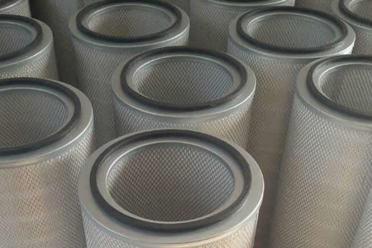 克服和避免了除塵濾筒因使用時間長，粘接不牢固而出現的掉蓋的可能性，使濾筒的使用壽命獲得了保障