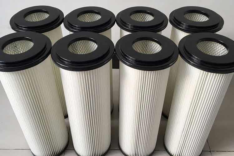 阻燃濾筒采用較強(qiáng)膠粘劑，不會(huì)產(chǎn)生脫膠和龜裂現(xiàn)象，保障了濾筒的使用壽命和高負(fù)荷下的使用安全