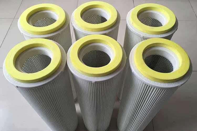 鉆井機除塵濾筒在正常操作下，含塵空氣經頂部入口進入HR型除塵器，然后向下經導流板分散后通過濾芯