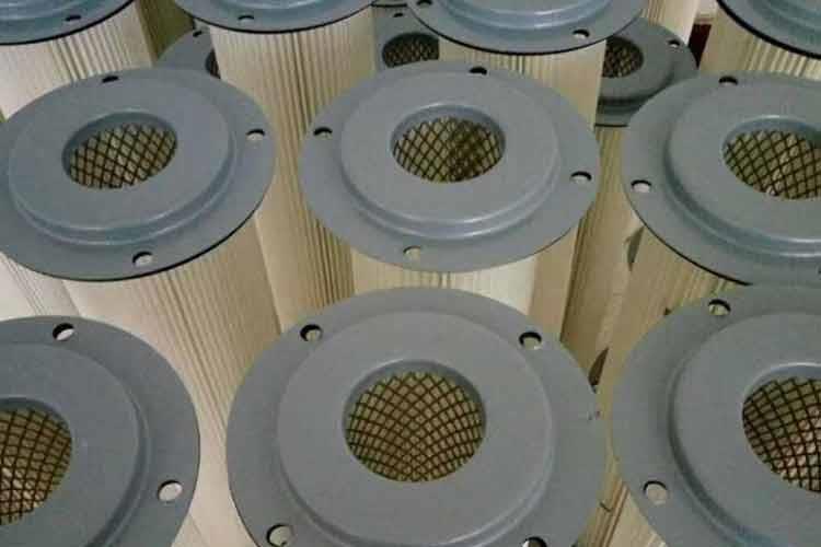 內(nèi)外支撐保護骨架均采用0.6mm以上高強度、防腐性能好的鋼板網(wǎng)或沖孔網(wǎng)，支撐力度大可防止濾筒吹破吹爆吸癟