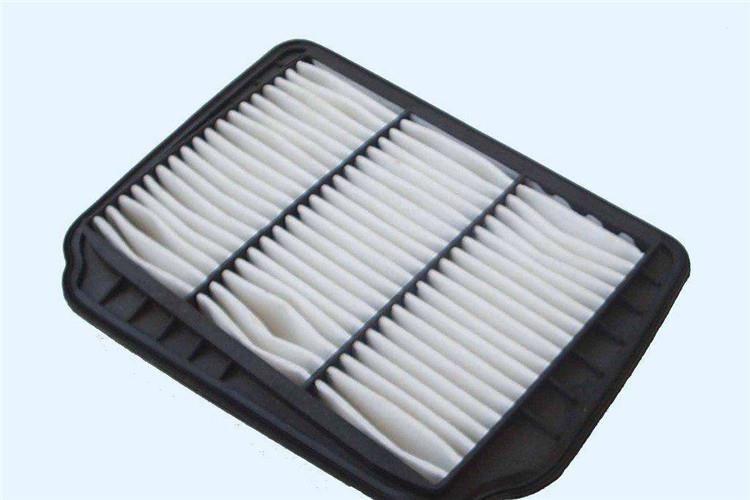 汽車空氣濾清器的作用是對來自油底殼的機油中有害雜質進行濾除，以潔凈的機油供給曲軸、連桿、凸輪軸、增壓器、活塞環(huán)等運動副件起到潤滑、冷卻、清洗作用