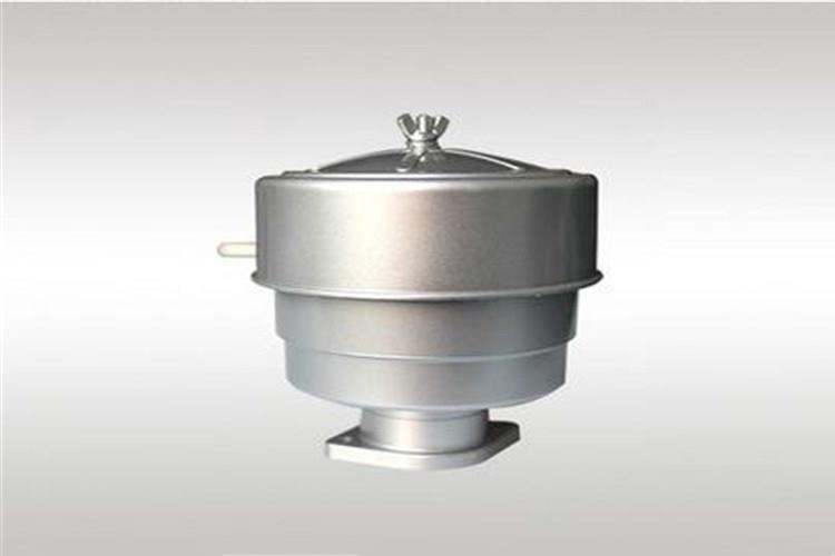 柴油進入濾清器后，透過濾紙，聚集在濾芯圓桶內，然后經出油口到噴油泵，積存在外殼底部的雜質和水分由外殼下部的放油螺塞放出