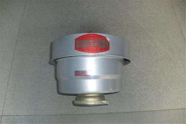 有人在保養柴油機空氣濾清器時，拆開濾清器后，發現其內部和濾芯特別潔凈沒有一點雜質和水分，即以為運用的柴油非常潔凈