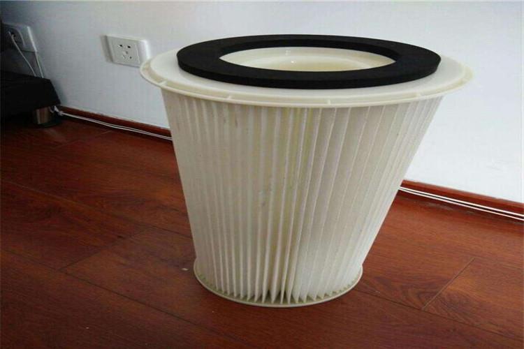 風機除塵濾筒還有一個顯著的特點就是，體積小凈化面積相對于布袋除塵器來說要大很多，這主要是源于濾筒除塵器的濾筒呈褶皺狀的無形中增加了過濾面積