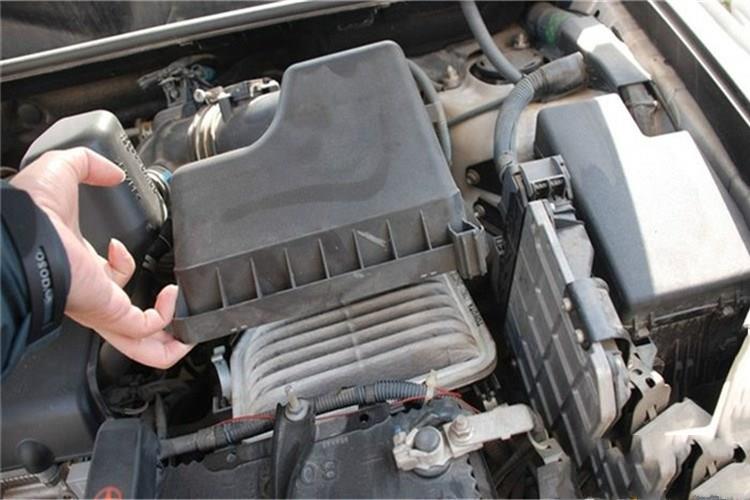 干式空氣濾清器在維護時，取出濾芯，輕輕敲擊端面，灰塵即可掉下，同時可用毛刷輕刷沾污表面