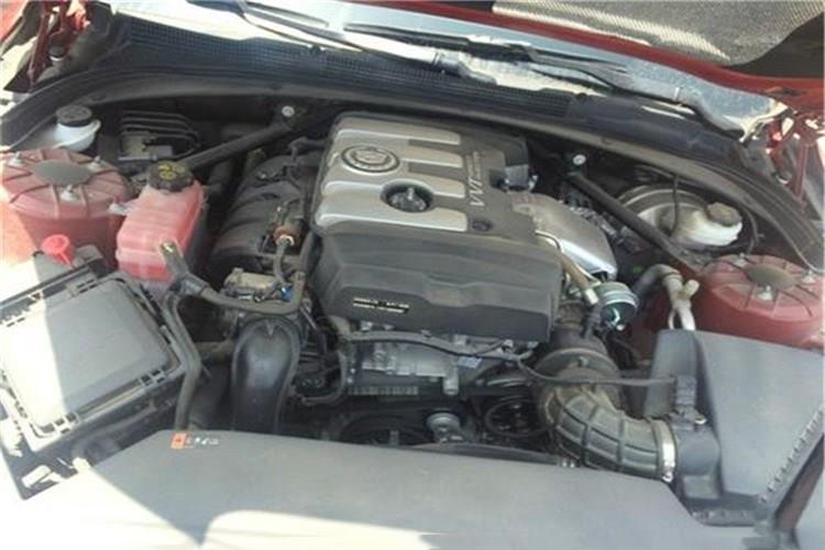 打開發(fā)動機艙蓋，將空氣濾清器盒蓋朝前掀起，取出空氣濾芯，輕輕拍打濾芯端面