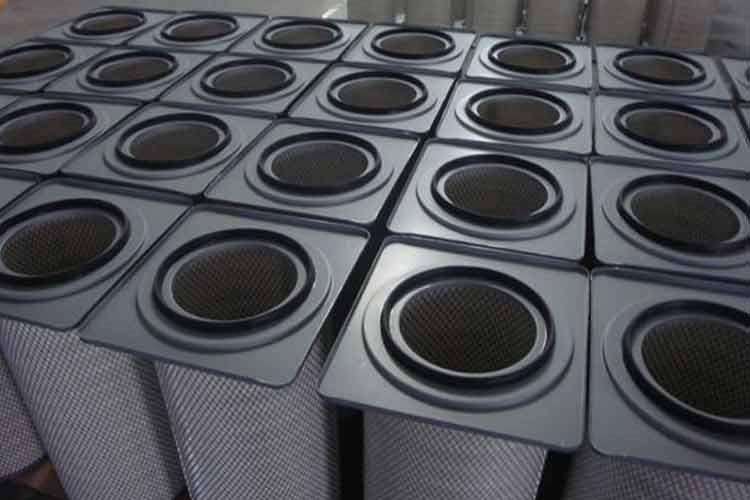 深層過濾此種濾料比較疏松，纖維與纖維之間的空隙較大，例如普通聚脂針刺氈，空隙有20～100μm