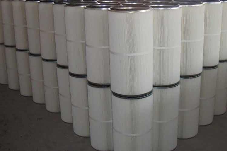 表層過濾在疏松濾料接觸含塵氣體的一側(cè)，粘合一層微孔薄膜，其纖維間的空隙僅有0.1～0.2μm