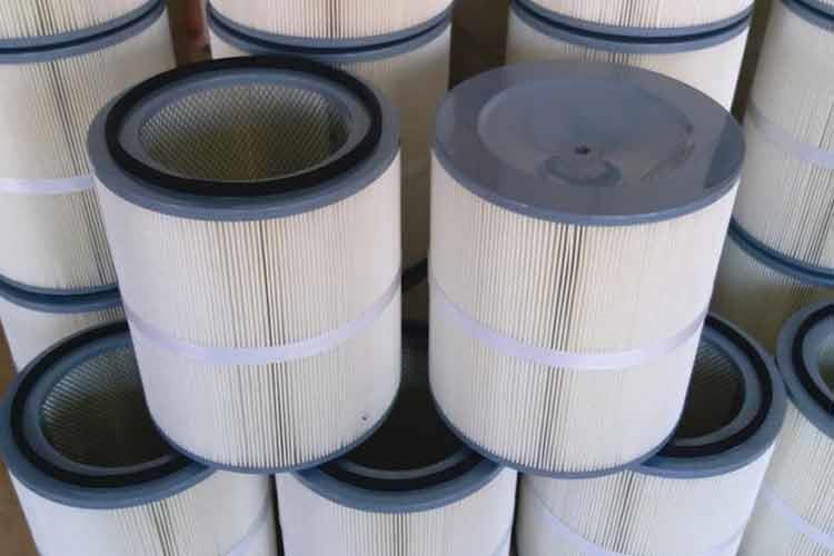 卡盤式除塵濾筒管路系統(tǒng)與該噴吹安裝組件結(jié)構(gòu)的結(jié)合，使脈沖噴吹清灰時(shí)氣流分布均勻，提高了清灰效率