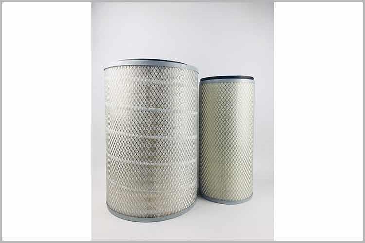 準備新的液壓空氣濾清器，注意操作時不能穿化纖衣服，以防靜電的放電火花