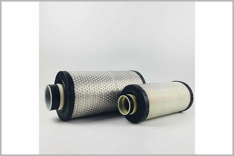 打開發動機艙蓋，將空氣濾清器盒蓋朝前掀起，取出空氣濾芯，輕輕拍打濾芯端面