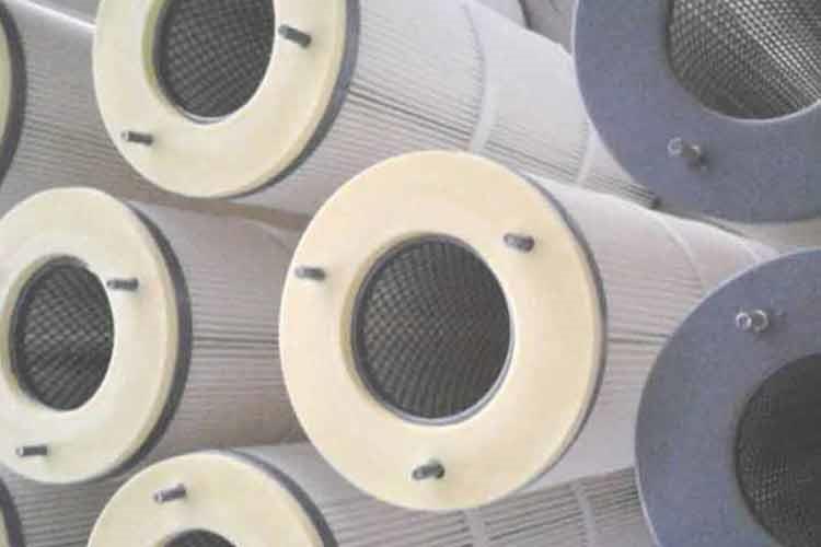 首先要查看聚酯纖維除塵濾筒是不是有污垢，有的話能夠悄悄擊打除塵濾筒外部，也能夠用壓縮空氣由里向外吹，鏟除濾筒上的積塵，沒有壓縮空氣可先用木棍悄悄擊打除塵濾芯，再用毛刷輕刷外部污垢