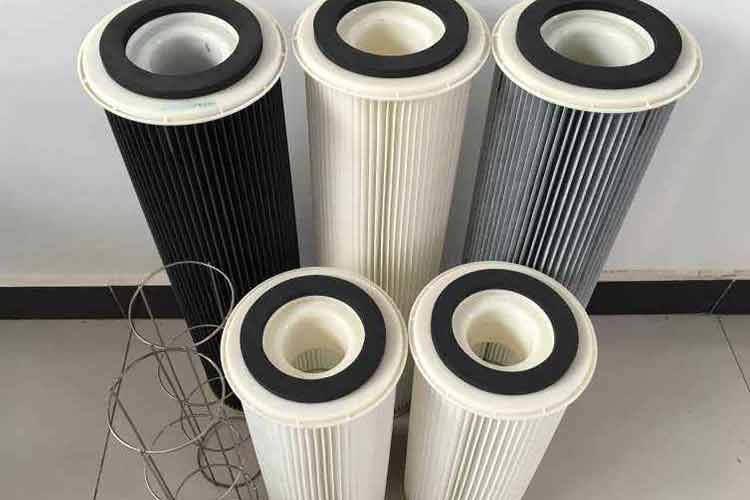 濾料采用的覆膜及打折技術(shù)，寬?cǎi)拊O(shè)計(jì)、材質(zhì)表面光滑、間隙均勻