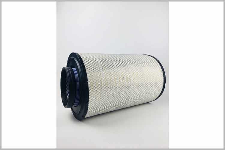 把舊的汽油發動機空氣濾清器拆除后，我們會發現空氣濾清器下方的濾清器座積聚了很多灰塵