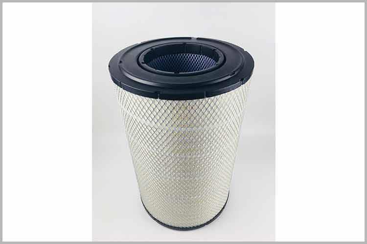 在安裝新的汽油發動機空氣濾清器的時候，我們需要注意空氣濾清器下方靠右的一個突出的塑料片