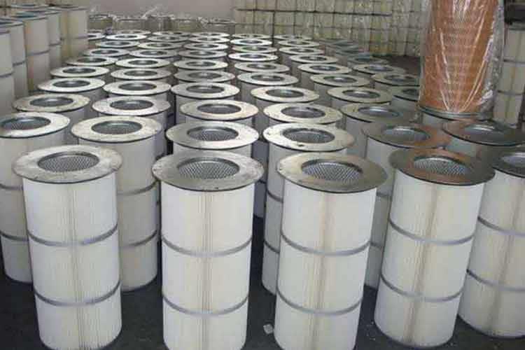 當(dāng)脈沖除塵濾筒箱體內(nèi)部有像小水洼或銹斑的水氣現(xiàn)象時(shí)，這種現(xiàn)是水汽或者是從外面滲漏進(jìn)來(lái)的這幾種情況引發(fā)的