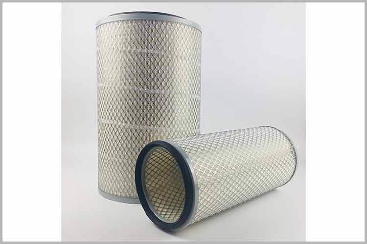 在安裝新客車空氣濾清器之前，需要對空濾盒底部進(jìn)行徹底的清理，把空濾下面的塵土清除干凈