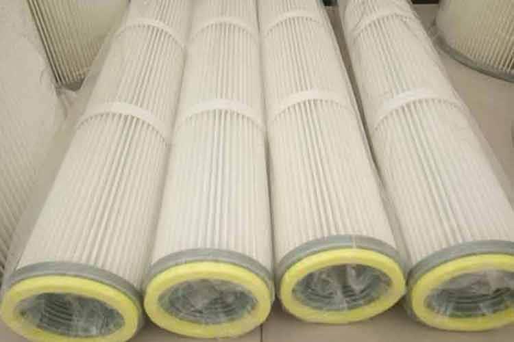 在任何情形下，均不容許高效除塵濾筒操作人員將未熄火的香煙或其它燃燒著的物品拋入粉塵控制的吸風罩或風管中