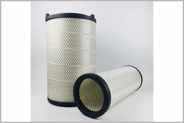 當(dāng)轎車空氣濾清器未堵時(shí)，進(jìn)氣管內(nèi)的真空吸力較小不能克服指示器傳感器的彈簧彈力