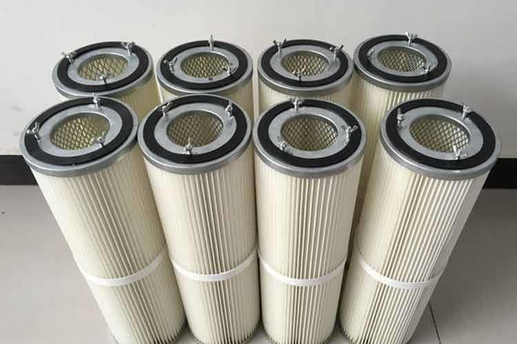 除塵濾筒在工作前應(yīng)檢查檢修門(mén)，出灰門(mén)，及風(fēng)管連接系統(tǒng)是否密封，以免泄露，降低吸塵效果