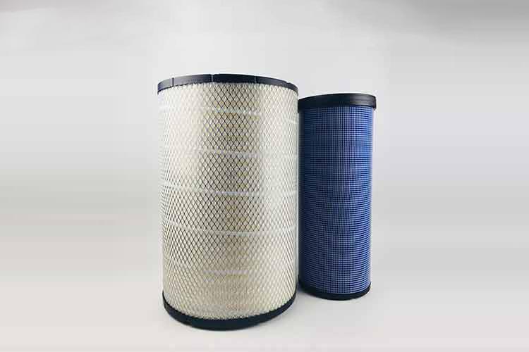 在安裝時，空氣濾清器與發動機進氣管之間無論是采用法蘭、橡膠管聯接還是直接聯接