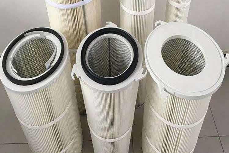 除塵濾筒端蓋為鐵蓋，注膠蓋或鋁蓋，除塵濾筒濾材一般采用優(yōu)異國產(chǎn)進口濾紙和聚酯纖維濾材